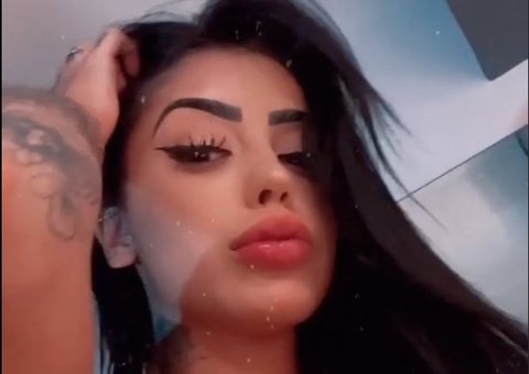 MC Mirella rebola loucamente com fio dental minúsculo; vídeo