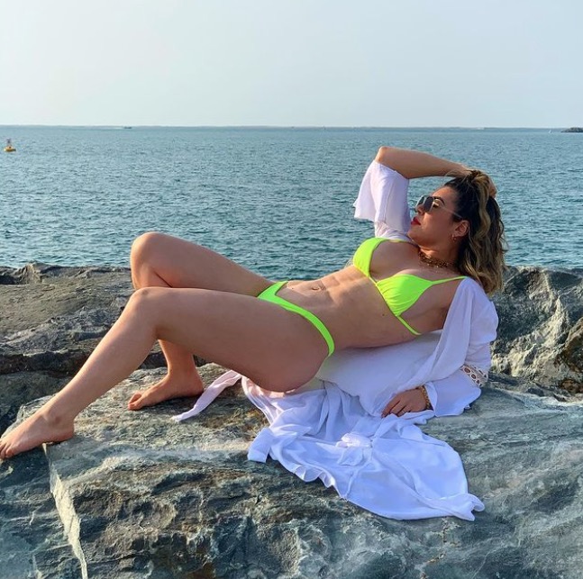 Naiara Azevedo exibe tanquinho após perder 30 kg e fazer lipo LAD