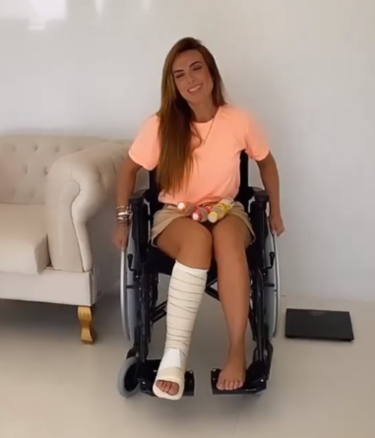 Nicole Bahls recebe auxílio de amigo para tomar banho de cadeira de rodas 