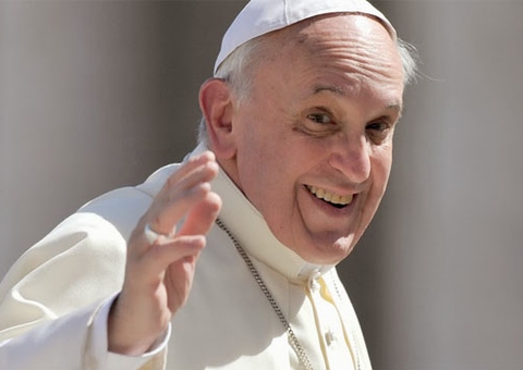 Pela segunda vez, conta do papa Francisco curte foto sensual de modelo