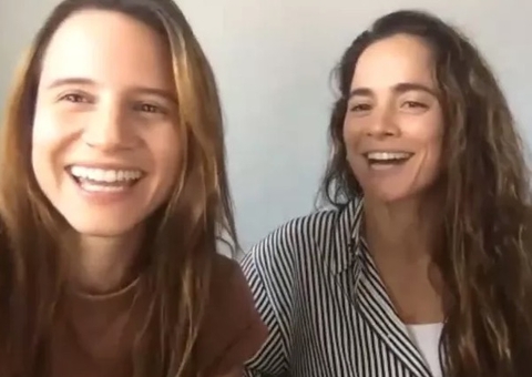 Vídeo: Alice Braga e Bianca Comparato roubam a cena com olhares apaixonados