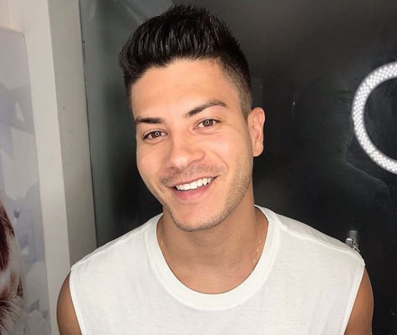 Arthur Aguiar se converte ao evangelho após polêmicas com Mayra Cardi