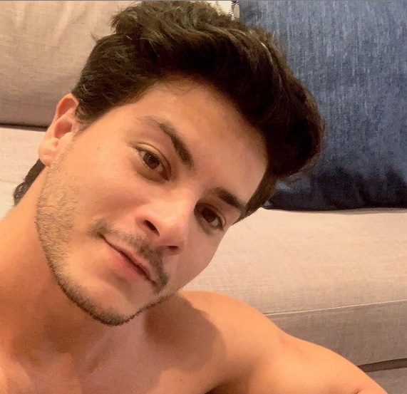 Arthur Aguiar é substituído às pressas em novela da Record, diz colunista