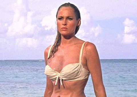 Biquíni de atriz de '007' está em leilão por valor milionário; veja