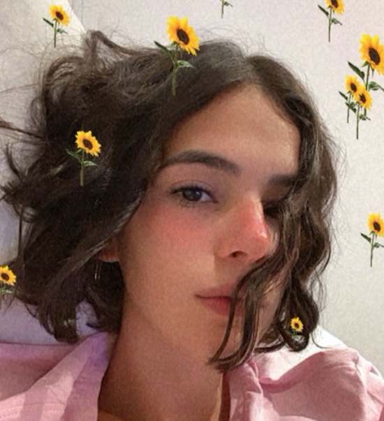 Em transição capilar, Bruna Marquezine exibe cabelo curtinho e cacheado