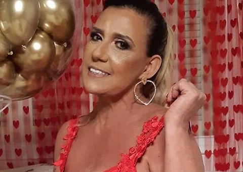 Rita Cadillac se revolta com pedidos de nudes: 'eu mereço respeito'