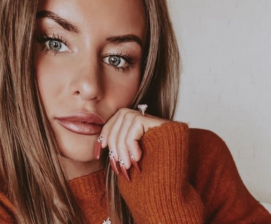 Influencer é encontrada morta em estrada