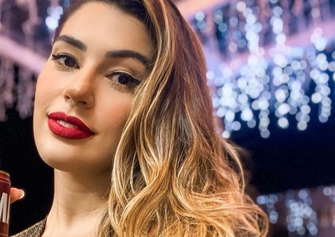 Vivian Amorim exibe corpaço em selfie de biquíni: 'siga seu próprio padrão'