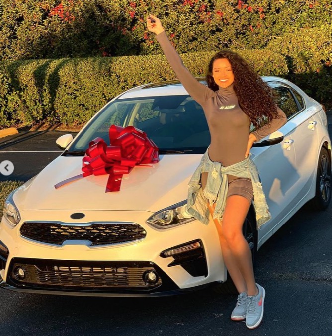 Aos 19, filha de Carla Perez compra carro de quase R$ 100 mil e comemora