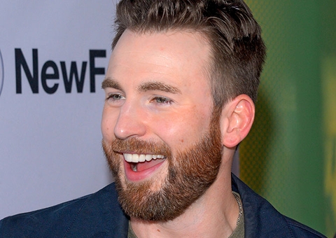 Chris Evans mostra talento no piano e internet surta: 'a cura'