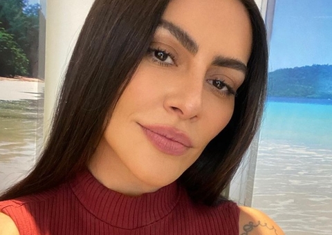 Cleo assume namoro com modelo após 5 anos solteira  