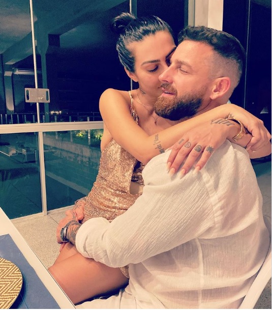 Cleo assume namoro com modelo após 5 anos solteira  