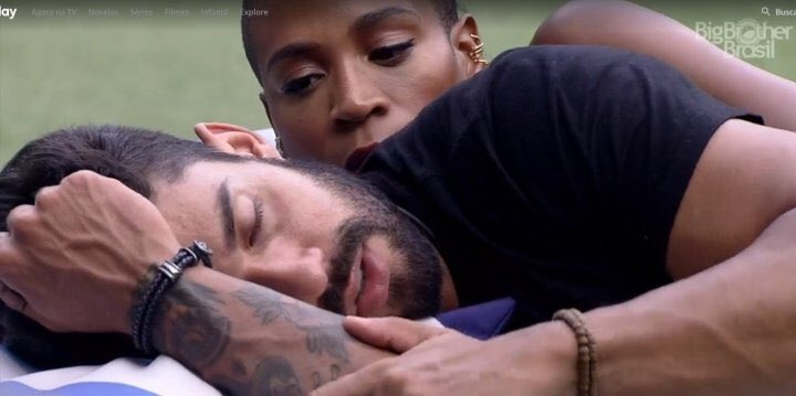 Karol deita com Bil, mãe de brother faz oração e equipe insinua assédio