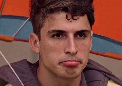 Ex-BBB Felipe Prior posta foto na urna durante votação
