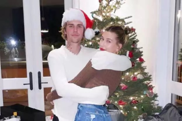Hailey e Justin Bieber têm ceia de Natal com comidas brasileiras