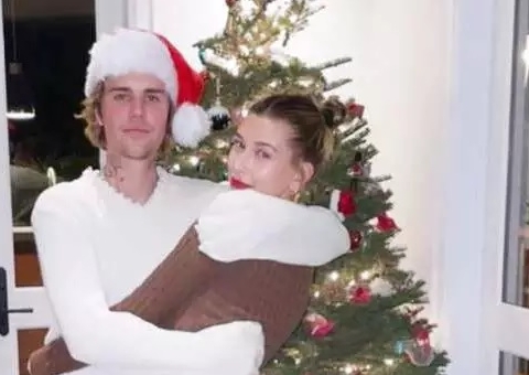 Hailey e Justin Bieber têm ceia de Natal com comidas brasileiras
