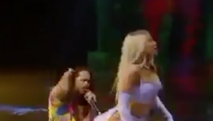 Luísa Sonza rebola de minissaia para Vitão no MTV Miaw