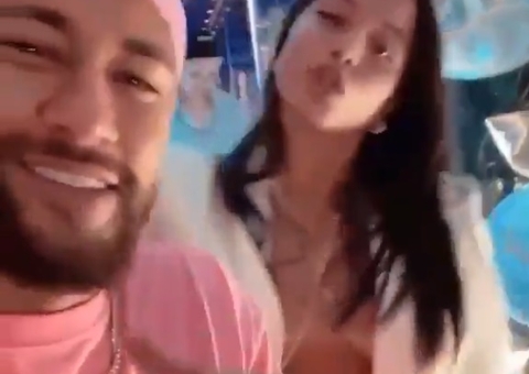 Neymar passa o Réveillon com cantora argentina gata; vídeo