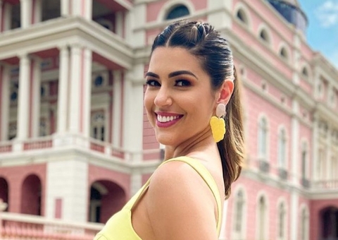 Vivian Amorim e namorado posam em hotel de luxo e exaltam Teatro Amazonas