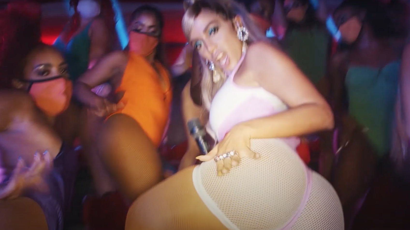 Anitta dá 'surra' de rebolado no lançamento mundial do FIFA 2; assista