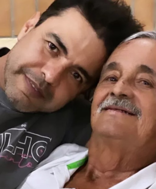 Emocionado, Zezé Di Camargo canta 'É o Amor' no velório do pai 