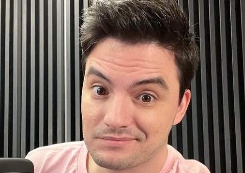 Vídeo: Felipe Neto 'fura' isolamento e é flagrado jogando futebol: 'errei'