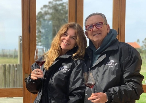 Aos 51, mulher de Galvão Bueno mostra barriga sarada em foto de biquíni