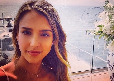 Vídeo: Jessica Alba fica aterrorizada ao encontrar cascavel em quintal