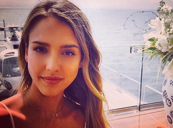 Vídeo: Jessica Alba fica aterrorizada ao encontrar cascavel em quintal