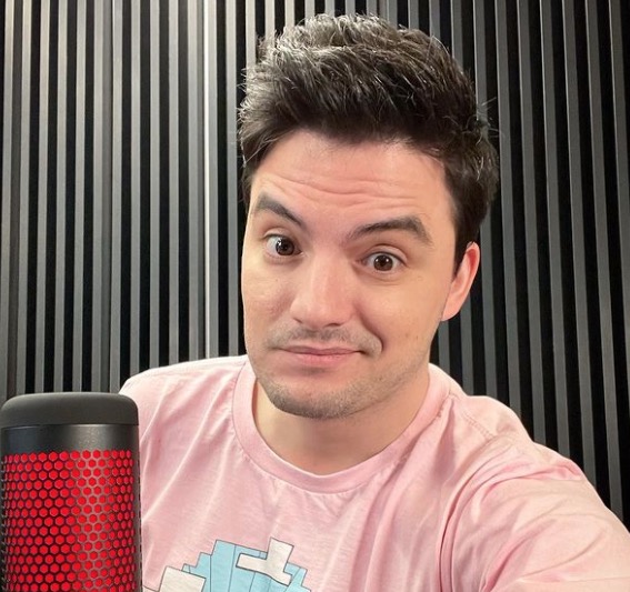 Vídeo: Felipe Neto 'fura' isolamento e é flagrado jogando futebol: 'errei'