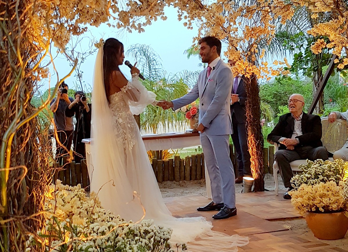 Carol Nakamura se casa em cerimônia hiper-romântica em Búzios