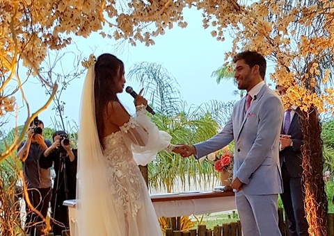 Carol Nakamura se casa em cerimônia hiper-romântica em Búzios