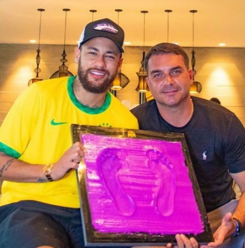 Neymar bloqueia comentários após foto com Flávio Bolsonaro