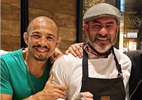 Sem máscaras, Fogaça e José Aldo fazem 'tour' em cozinha de restaurante 