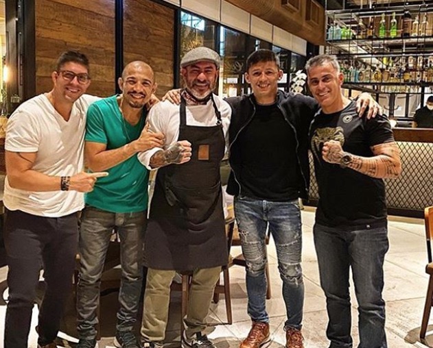 Sem máscaras, Fogaça e José Aldo fazem 'tour' em cozinha de restaurante 