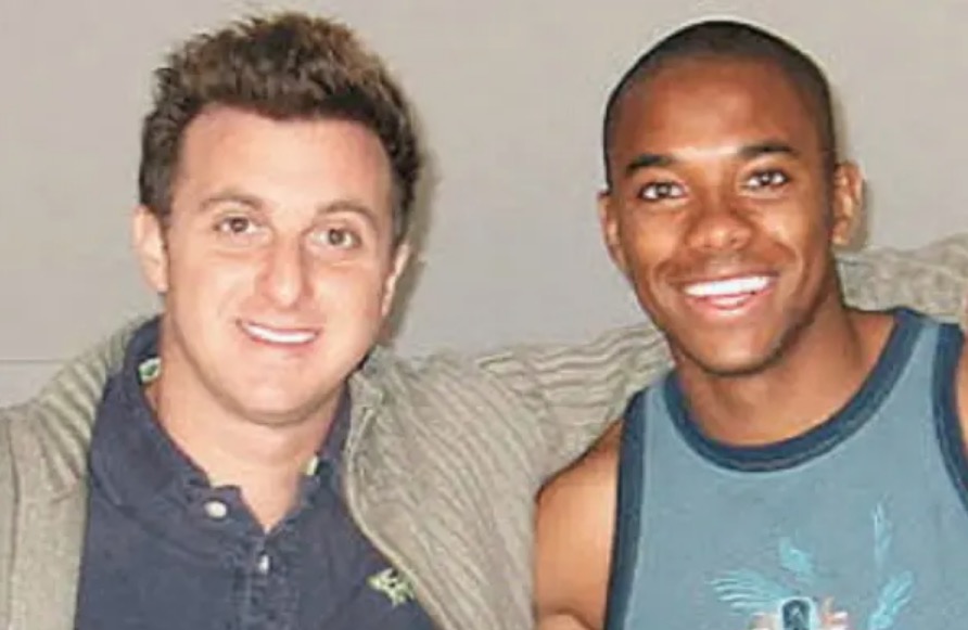 Internautas acusam Huck de apagar foto de Robinho após gravações