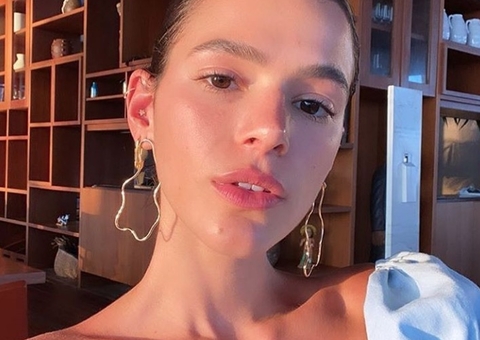 Bruna Marquezine é filmada pilotando quadriciclo de biquininho no Ceará