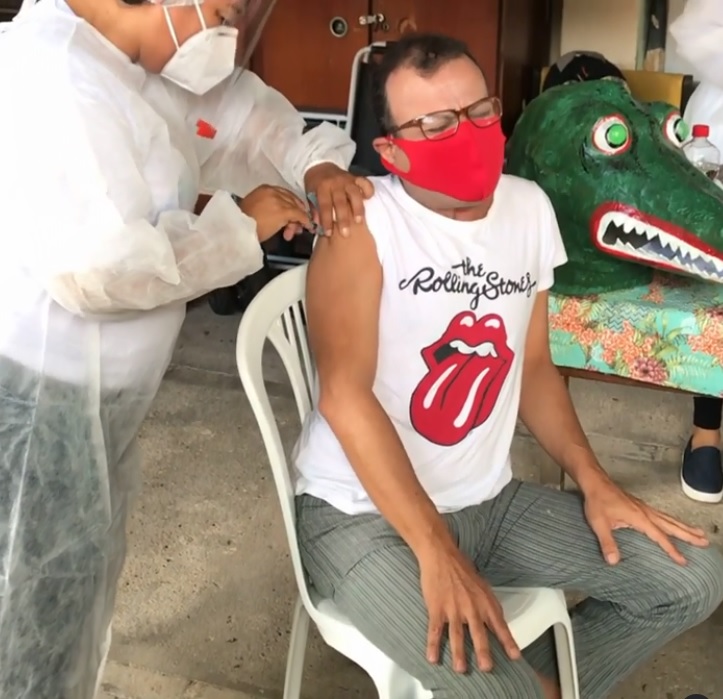 Daniel Rolim comemora ao ser o 1º ex-BBB a tomar vacina contra Covid