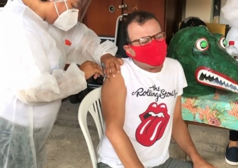 Daniel Rolim comemora ao ser o 1º ex-BBB a tomar vacina contra Covid