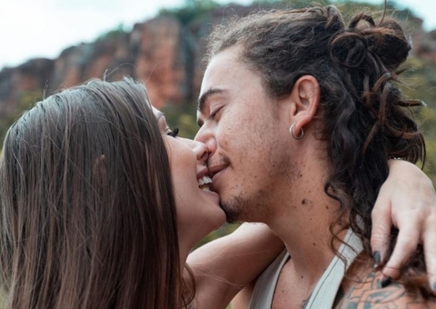 Silicone? Namorada de Whindersson surge turbinada e abaixa biquininho