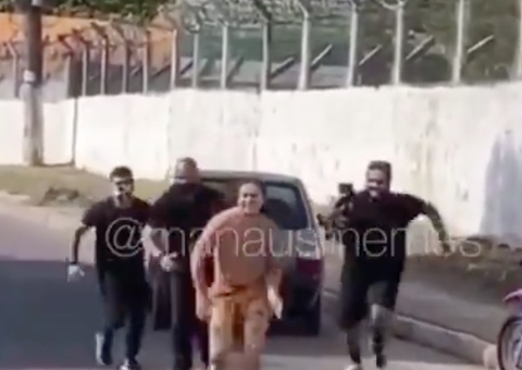 Whindersson Nunes empurra carro no 'prego' em avenida de Manaus; vídeo