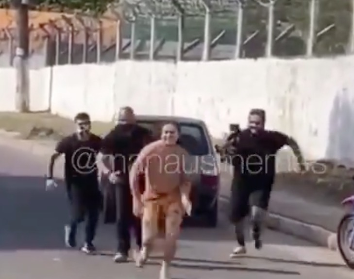 Whindersson Nunes empurra carro no 'prego' em avenida de Manaus; vídeo