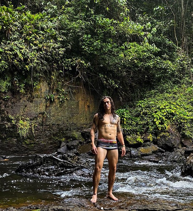 Whindersson Nunes posa sarado em Presidente Figueiredo e fãs piram: Tarzan