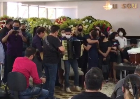 Emocionado, Zezé Di Camargo canta 'É o Amor' no velório do pai 
