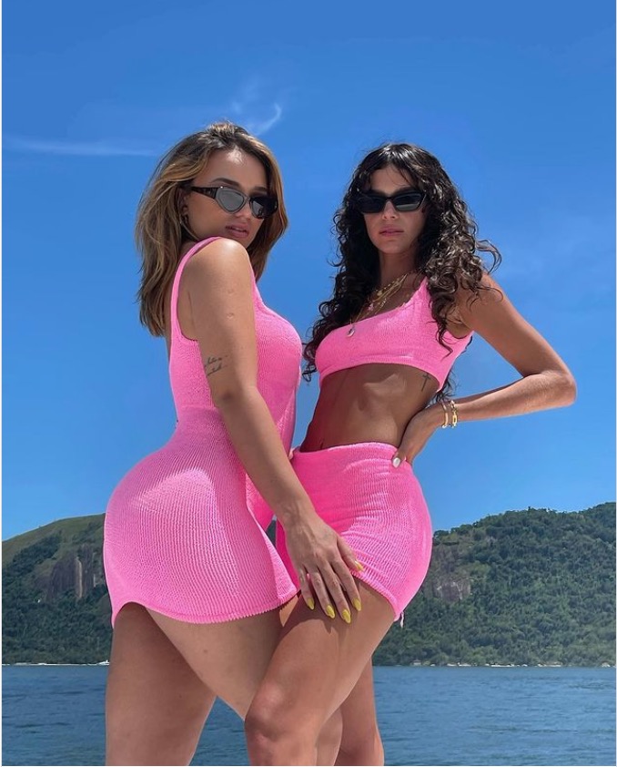 Rafa Kalimann e Bruna Marquezine posam juntas e exibem corpões 