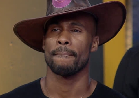 Rodrigo deixa o pênis escapar ao trocar de roupa em A Fazenda