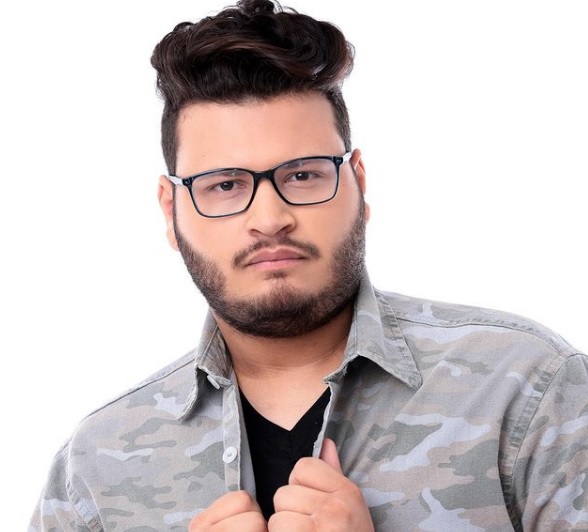 Barrado em voo por Covid-19, ex-BBB Victor Hugo desmente cia aérea