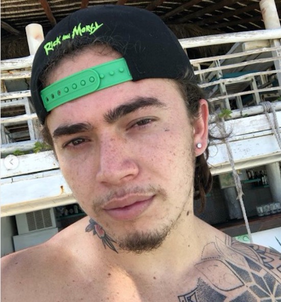 Whindersson Nunes surge com visual novo e entrega tatuagens