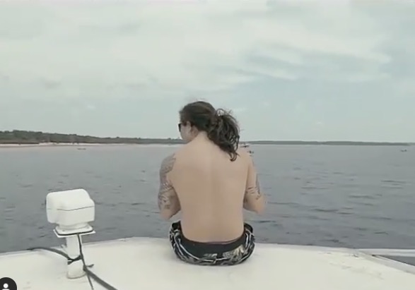 Whindersson Nunes curte passeio de barco em Manaus no sigilo