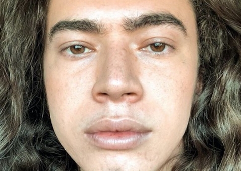 Whindersson Nunes surge com visual novo e entrega tatuagens